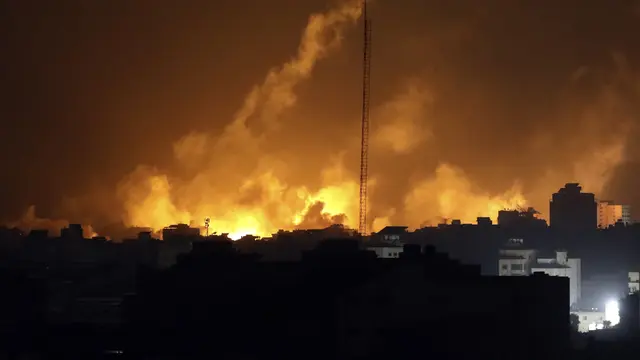 Suar Terangi Langit Malam di Gaza