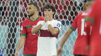 Ekspresi kecewa pemain Timnas Portugal, Joao Felix usai gagal memanfaatkan peluang di muka gawang Timnas Maroko dalam laga babak perempatfinal Piala Dunia 2022 di Al Thumama Stadium, Doha, Qatar, Sabtu (10/12/2022) malam WIB. (AP/Ricardo Mazalan)