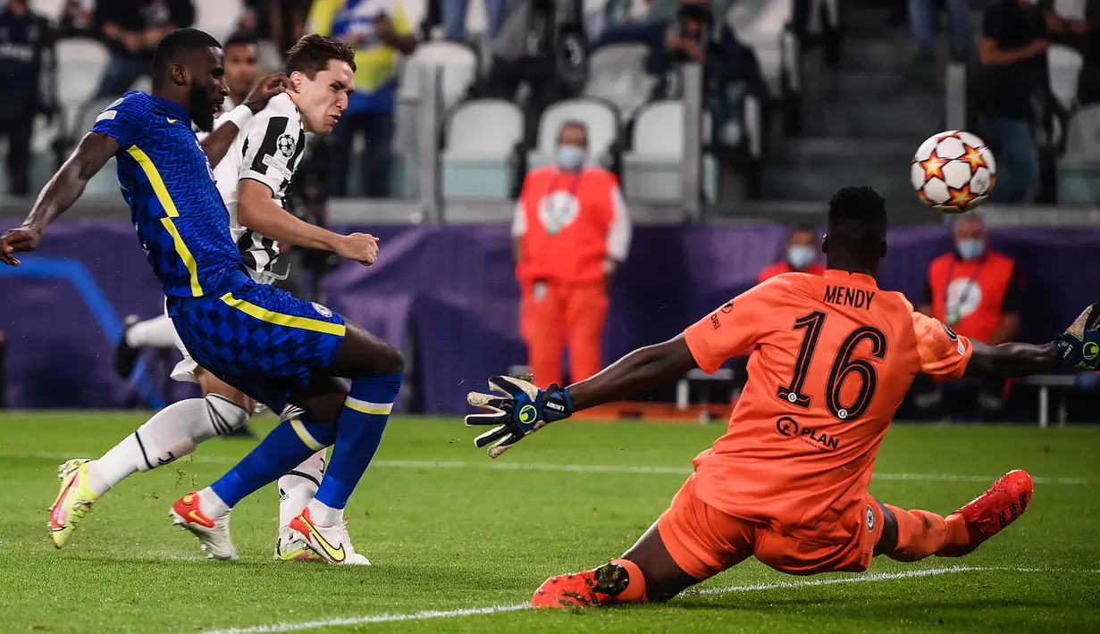 Babak kedua baru berjalan 10 detik, Juventus berhasil unggul 1-0 melalui Federico Chiesa. Sepakan keras Chiesa usai menerima umpan terobosan Federico Bernardeschi gagal diantisipasi Edouard Mendy. (AFP/Marco Bertorello)