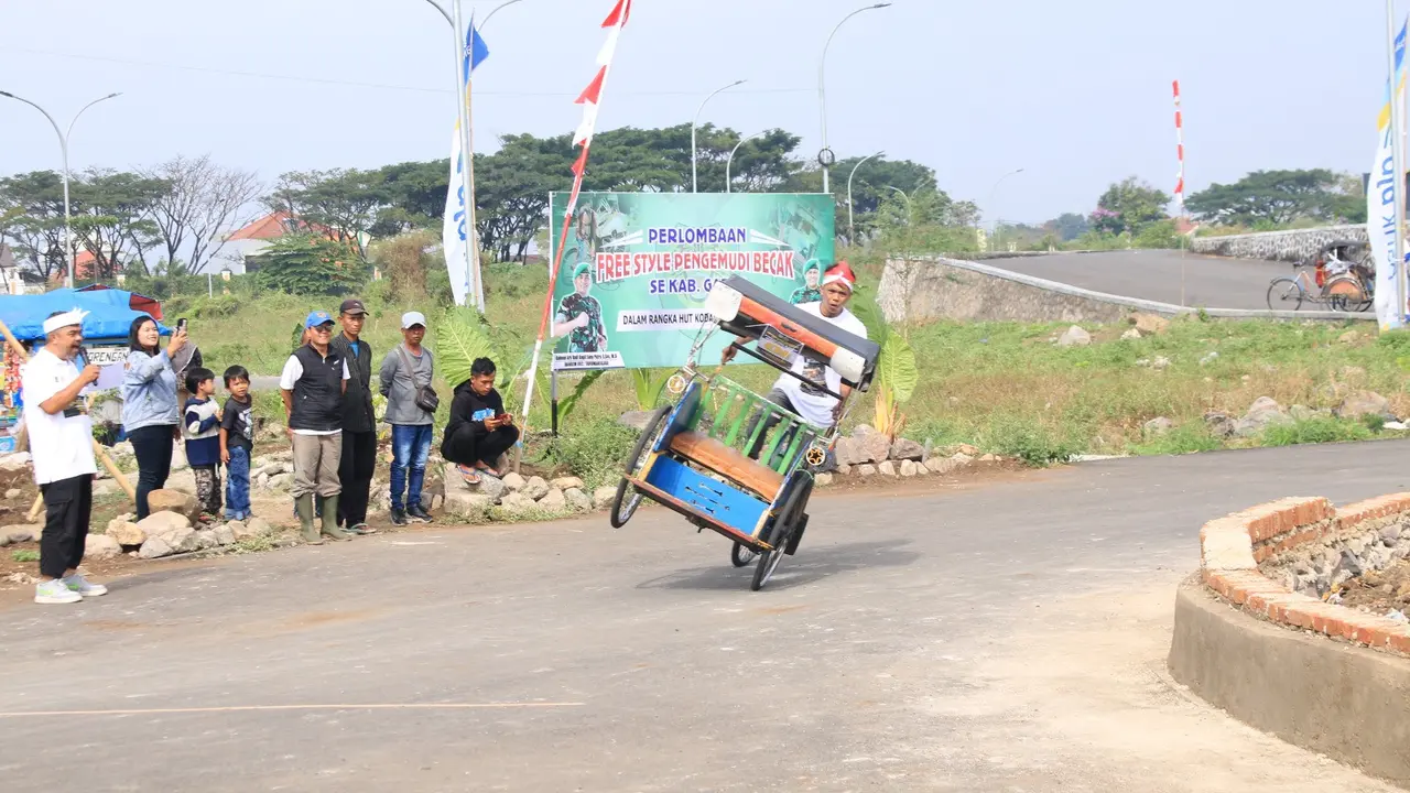 Salah satu peserta aksi freestyle tukang becak menunjukan aksi akrobatik yang menghibur penonton yang hadir di kawasan SOR Adiwijaya, Garut dalam rangkaian perayaan ulang tahun k2-78 Kodam III/Siliwangi. (Liputan6.com/Jayadi Supriadin)
