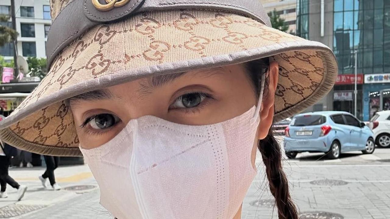 Setelah menjalani operasi, Angel masih menggunakan masker ke mana pun dia pergi untuk menutupi bekas operasinya yang masih bengkak.