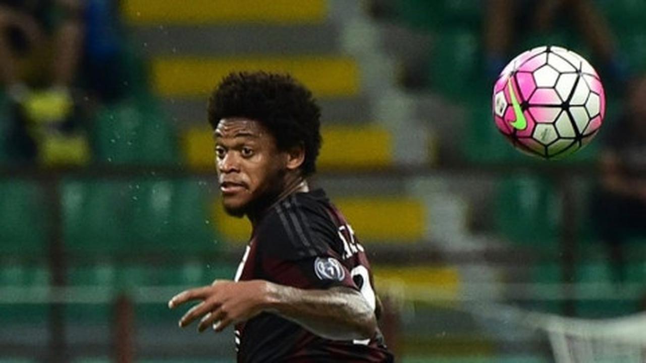 Luiz Adriano menatap derby ketiganya