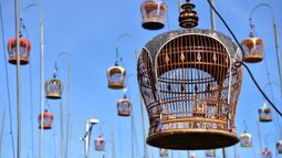Ribuan burung berada di dalam sangkar selama kompetisi nyanyian burung di Narathiwat, Thailand, Rabu (21/9/2022). Sekitar 1.500 burung dari Thailand, Malaysia dan Singapura diikutsertakan dalam kontes tahunan ini. (Madaree TOHLALA / AFP)