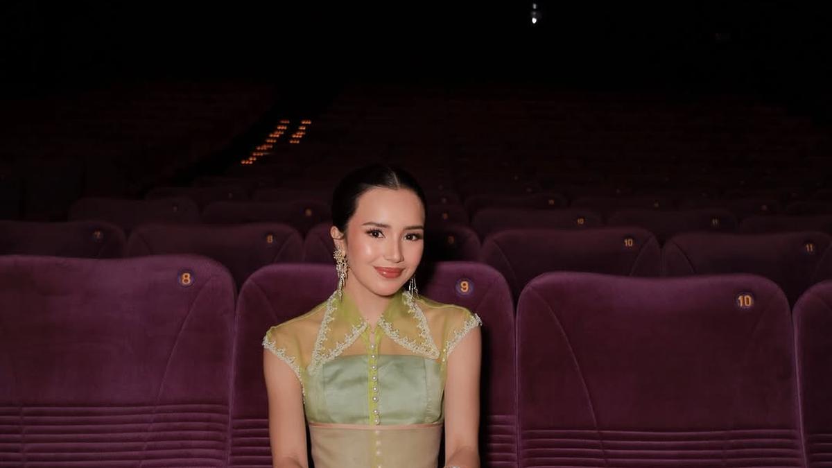 Pesona Membius Beby Tsabina Bak Kembang Desa dengan Setelan Bernuansa Peranakan Hijau dan Pink di Premiere Film Jadi Tuh Barang