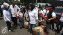 Rombongan Pendukung Jokowi Peduli Garut bersiap sebelum berangkat di Tugu Proklamasi, Jakarta, Rabu (28/9). (Liputan6.com/Immanuel Antonius)