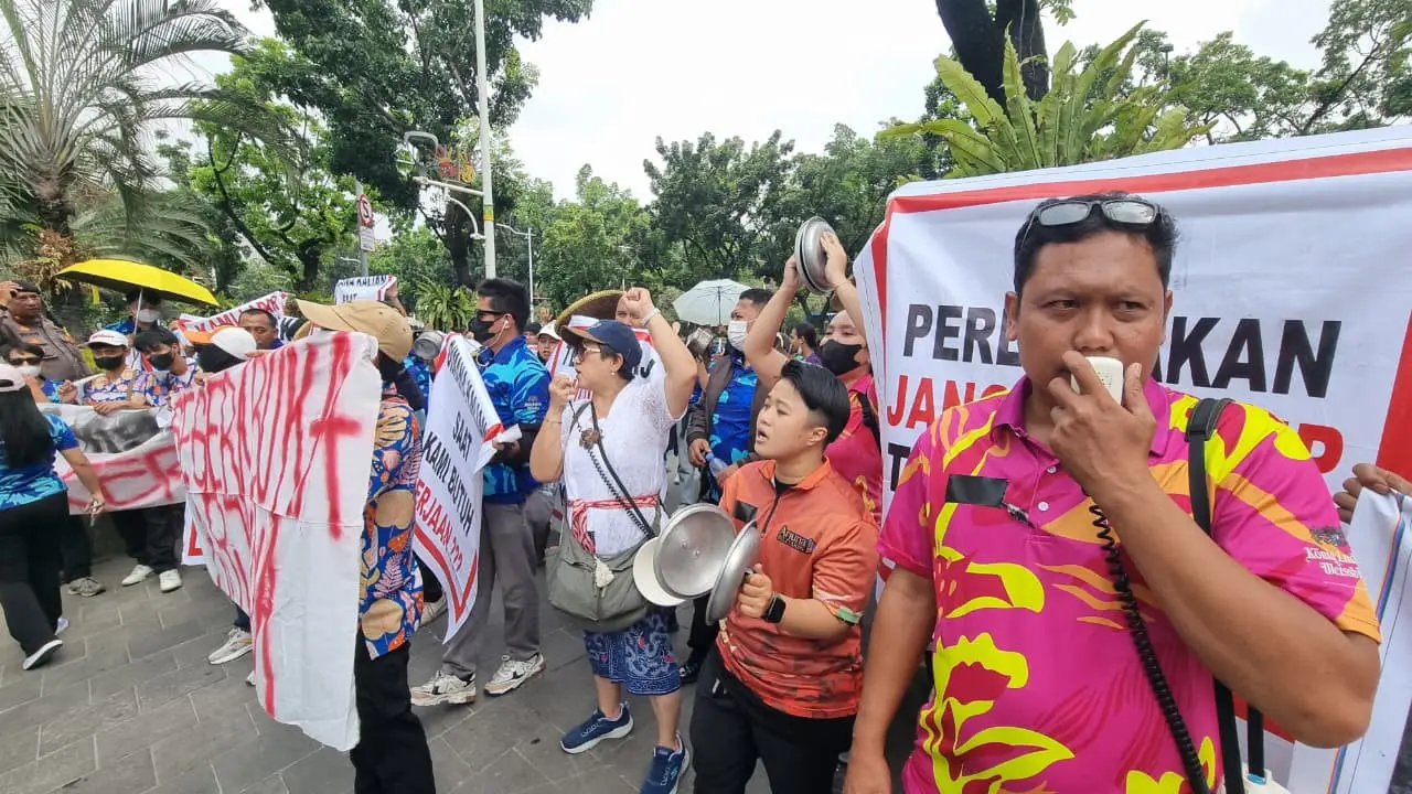 Karyawan Club de Arjuna di kawasan Puri, Jakarta Barat, tak bisa kembali bekerja  gelar demo karena  menuju tempat usaha mereka masih tertutup tembok.