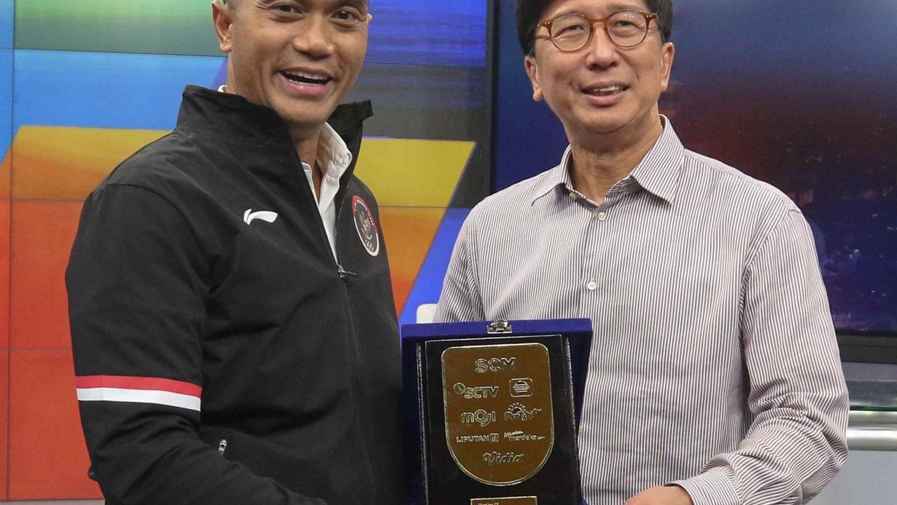 Chef de Mission Kontingen Indonesia untuk Olimpiade Paris 2024, Anindya Novyan Bakrie menerima cenderamata dari Direktur Utama Surya Citra Media (SCM) Sutanto Hartono selama kunjungan di&nbsp;SCTV Tower, Jakarta, Rabu (17/7/2024). Kunjungan tersebut dilak