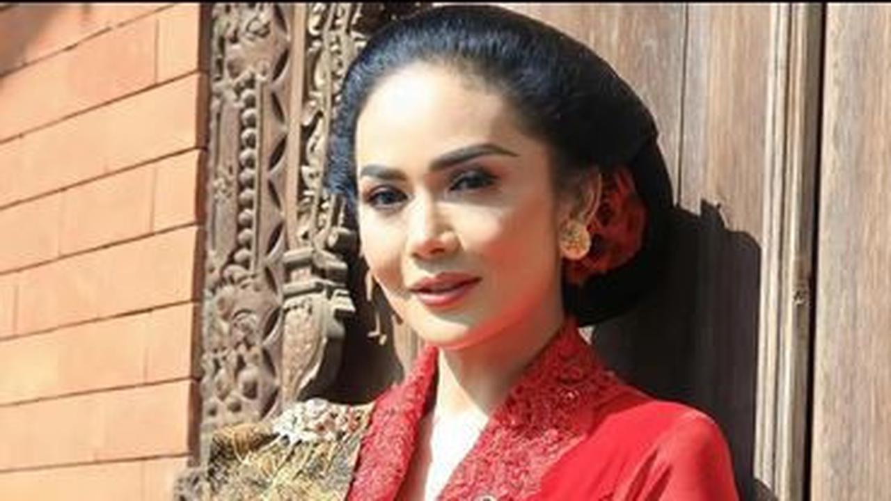 7 Inspirasi Baju Batik Kombinasi untuk Pesta Pernikahan ala Artis, dari Yura Yunita hingga Nadine Chandrawinata
