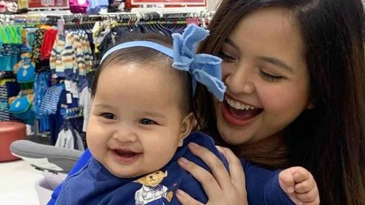 Tasya Kamila membagikan foto terbaru Baby Shafanina. Baby Shafanina kini menginjak usia 6 bulan. Tampak Baby Shafanina tersenyum ke arah kamera.