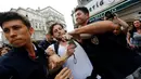 Polisi berpakaian preman menahan Felix Banaszak, anggota Partai Green Jerman ketika mencoba melancarkan pawai tahunan LGBTI, yang telah dilarang pemerintah, di Istanbul, Turki, Minggu (26/6). (REUTERS/Murad Sezer)