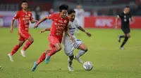 Pemain Persija Jakarta, Firza Andika (kiri) berebut bola dengan pemain Persita Tangerang, Fahreza Sudin dalam laga pekan ke-6 BRI Liga 1 2022/2023 antara Persija Jakarta melawan Persita Tangerang di Stadion Patriot Candrabhaga, Bekasi, Rabu (24/8/2022) malam WIB. (Bola.com/M Iqbal Ichsan)