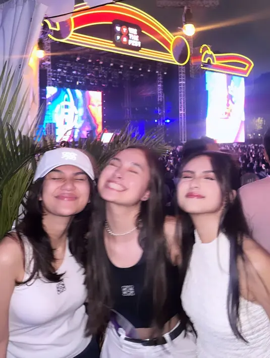 Terlihat juga Caitlin Halderman yang tampil kece dengan crop tank top hitamnya dan baggy pants warna putih.  [@angiemstwn].