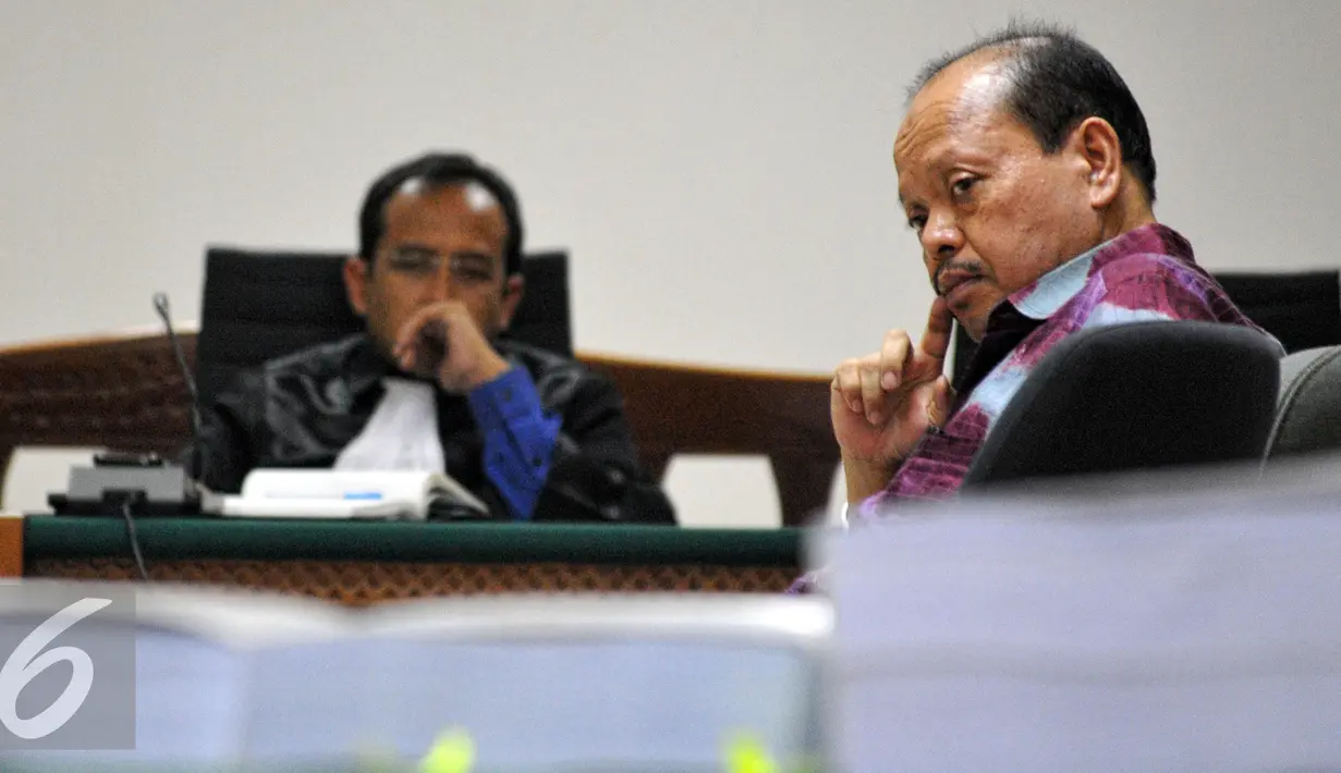 Mantan Ketua Komisi VII DPR RI Sutan Bhatoegana saat mengikuti sidang lanjutan di Pengadilan Tipikor, Jakarta, Senin (27/7/2015). Jaksa KPK meminta majelis hakim menjatuhkan penjara selama 11 tahun kepada Sutan. (Liputan6.com/Yoppy Renato)