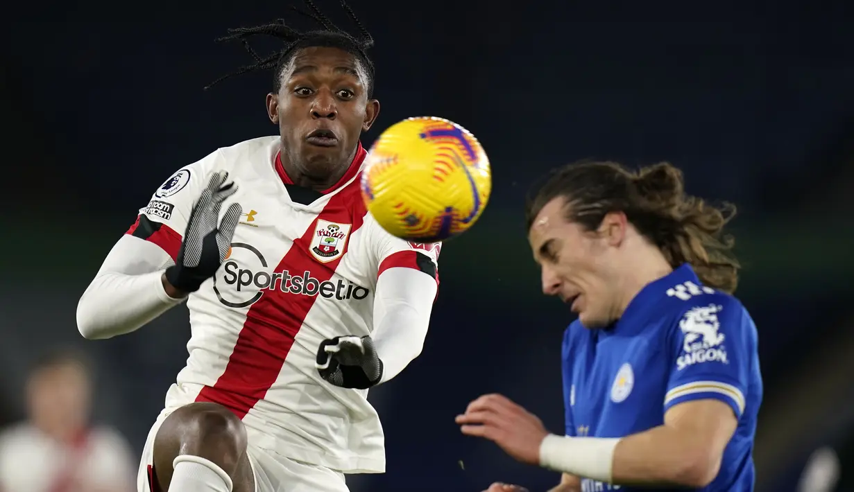 Striker Southampton, Dan N'Lundulu (kiri) berebut bola dengan bek Leicester City, Caglar Soyuncu dalam laga lanjutan Liga Inggris 2020/21 pekan ke-18 di King Power Stadium, Sabtu (16/1/2021). Southampton kalah 0-2 dari Leicester City. (AFP/Tim Keeton/Pool)