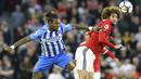 Duel pemain Brighton, Gaetan Bong (kiri0 dengan pemain Manchester United, Marouane Fellaini pada lanjutan Premier League di AMEX Stadium, Brighton, (4/5/2018). MU kalah 0-1 dari Brighton. (Gareth Fuller/PA via AP)