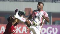 Pemain Persipura, Dominggus Fakdawer, berusaha membobol gawang Arema Cronus yang dijaga Made Wardana pada babak 8 besar Piala Jenderal Sudirman di Stadion Maguwoharjo, Sleman, Minggu (13/12/2015). (Bola.com/Nick Hanoatubun)