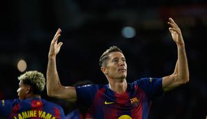 Ekspresi Robert Lewandowski usai menjebol gawang Real Sociedad, Minggu (28/9/2025) (AP Photo/Joan Monfort)