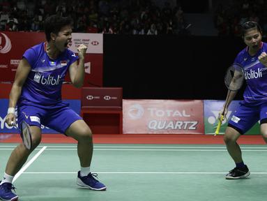 Ganda putri Indonesia, Greysia Polii/Apriyani Rahayu, merayakan kemenangan atas ganda Jepang, Nami Matsuyama/Chiharu Shida, pada laga Indonesia Masters 2020 di Istora Senayan, Jakarta, Jumat (17/1). Greysia/Apriyani menang 21-15 dan 21-16. (Bola.com/Yoppy Renato)