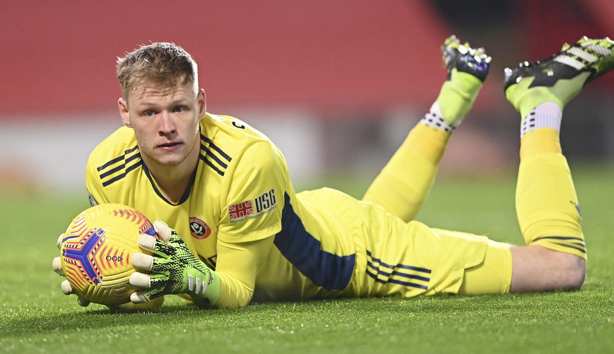 Aaron Ramsdale. Kiper asal Inggris berusia 23 tahun yang memperkuat Sheffield United ini sukses membuat 140 saves dalam total seluruh 36 laga di Premier League. Ketangguhannya di bawah mistar tak dimbangi sektor lainnya hingga harus terdegradasi musim depan. (AFP/Laurence Griffiths/Pool)