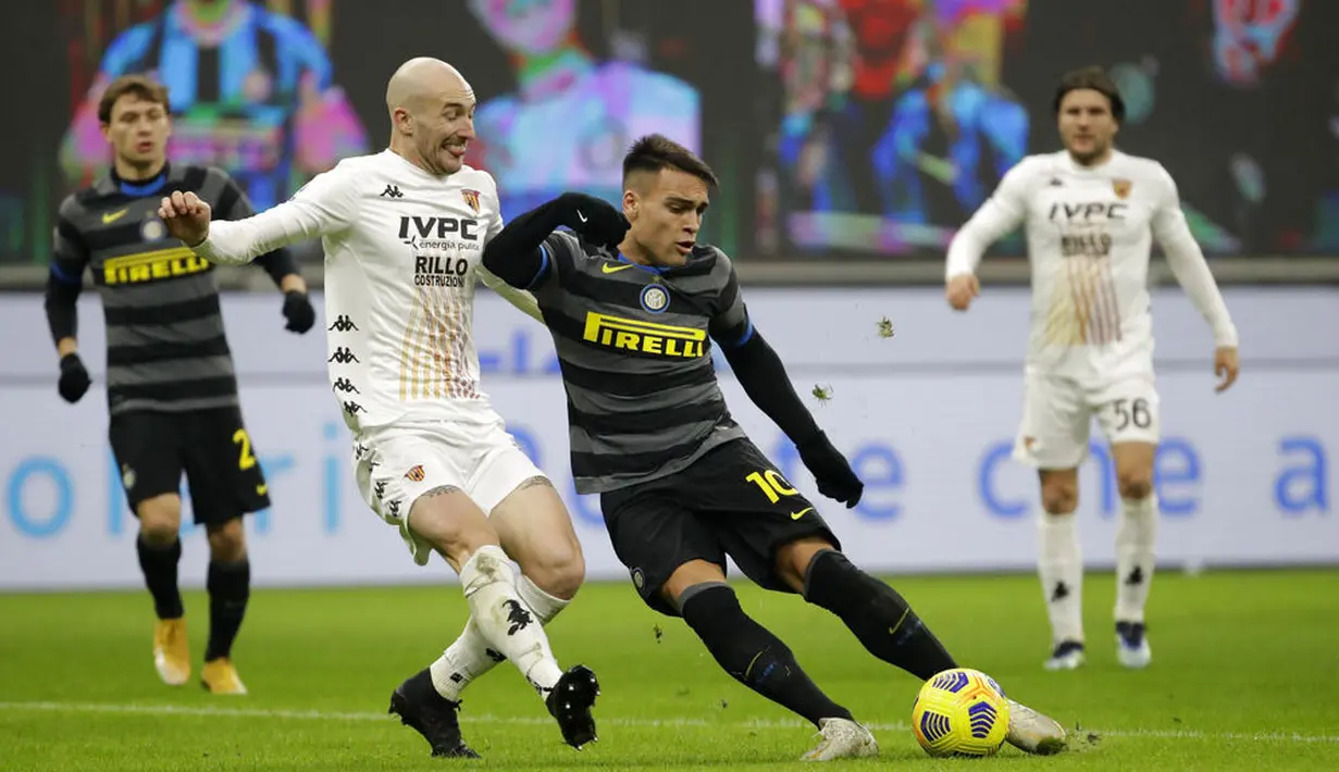 Striker Inter Milan, Lautaro Martinez, melepaskan tendangan saat melawan Benevento pada laga Liga Italia di Stadion Giuseppe Meazza, Minggu (31/1/2021), Inter Milan menang dengan skor 4-0. (AP/Luca Bruno)