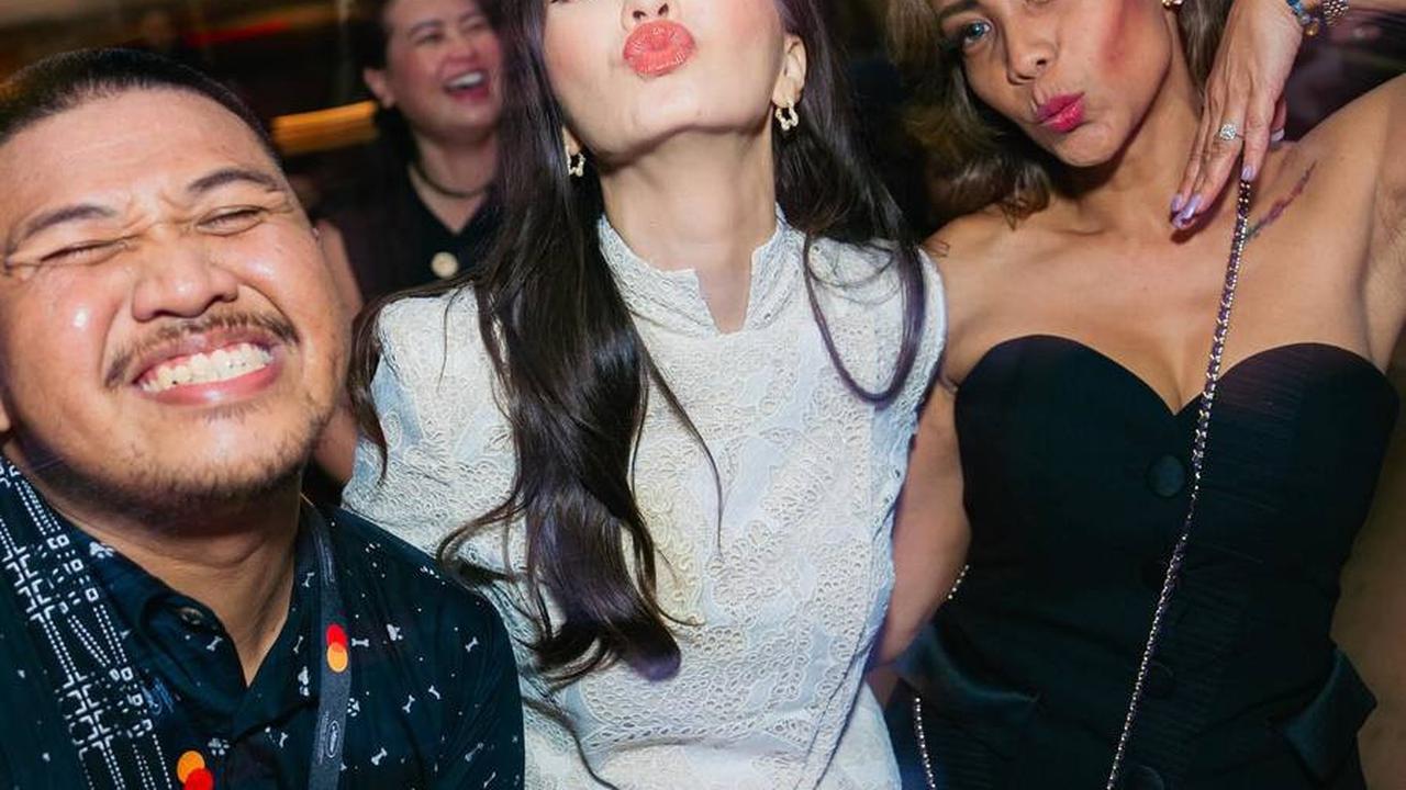 Dari awal hingga akhir penampilannya, Raline terlihat menakjubkan dan sempurna, serta berhasil memadukan dengan sempurna semua pilihan outfit, gaya rambut, dan makeupnya.<br>