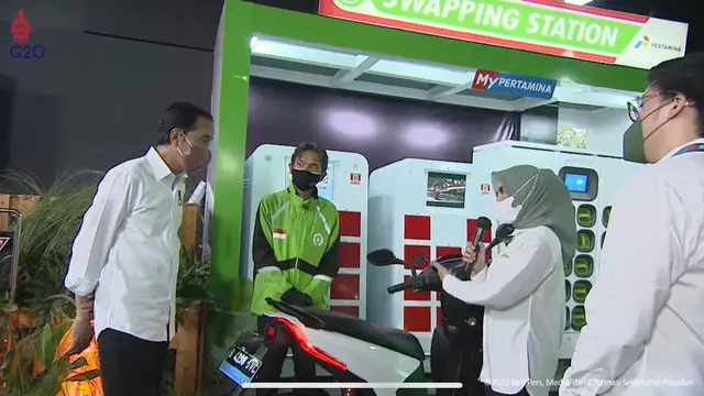 Presiden Jokowi dalam acara kosistem kendaraan listrik yang terintegrasi di Indonesia.
