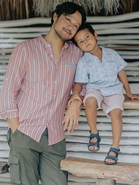 Lewat sebuah video singkat yang diunggah Widi di akun Instagramnya, terlihat anak bungsu Widi dan Dwi Sasono, Den Bagus, yang menceritakan kerinduannya. Dalam mimpi, sang ayah datang untuk pulang. (Instagram/thesasonosfam)