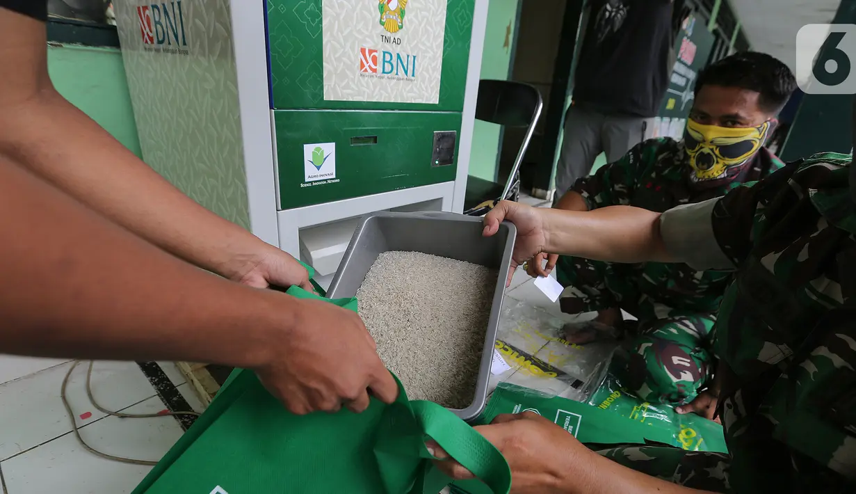 Warga mendapatkan bantuan beras melalui ATM Pertanian Si Komandan di Makodim 0506 Tangerang, Banten, Senin (27/4/2020). Program bantuan melalui ATM Pertanian Si Komandan memiliki kapasitas muat 180 kilogram dengan waktu operasi selama 12 jam per hari. (Liputan6.com/Fery Pradolo)