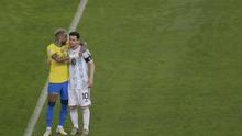 Neymar dan Lionel Messi berpelukan sebelum pertandingan sepak bola Final Copa America 2021 yang berlangsung di Stadion Maracana, Rio de Janeiro, Brasil, Sabtu (10/07/2021). (AP/Silvia Izquierdo)