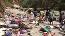 Puluhan mayat bergeletakan usai bus jatuh ke dalam jurang di wilayah pegunungan Himalaya di negara bagian Himachal Pradesh, India Utara (19/4). Bus yang membawa 56 penumpang itu telah menewaskan 44 orang. (AFP Photo / STR)