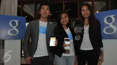 Product Engineer Google Joseph Kurachi Luk, Head of Marketing Google Indonesia Veronica Utami, dan Communications Head Google Indonesia Putri Silalahi menunjukkan aplikasi Google App Kartu Now di Jakarta, Senin (29/6). (Liputan6.com/Herman Zakharia)