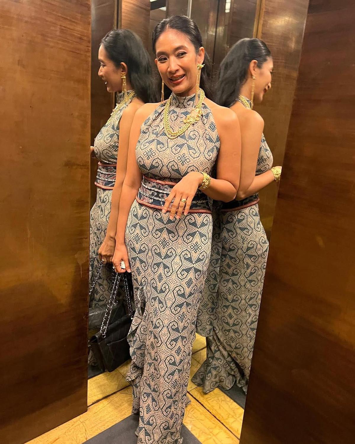 Potret Cantik Happy Salma dengan Gaun Batik Panjang, Wajahnya Awet Muda