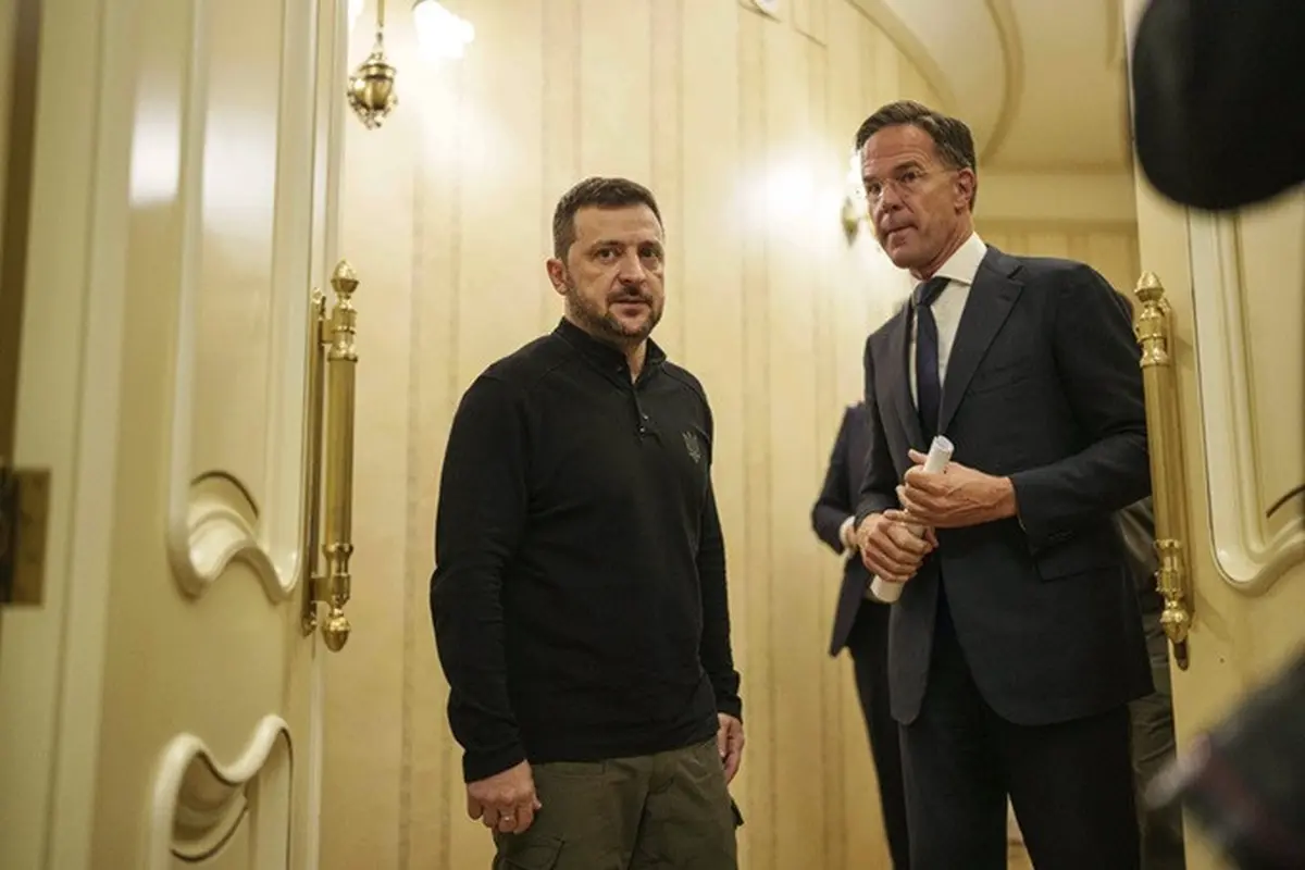 Presiden Ukraina Volodymyr Zelenskyy dan Sekjen NATO Mark Rutte saat bertemu di Kyiv pada Kamis (3/10/2024).
