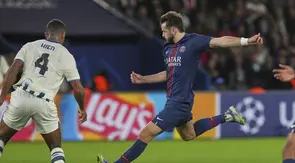 Khvicha Kvaratskhelia mencetak gol&nbsp;dalam laga PSG vs Atalanta di Liga Champions 2025/2026, Kamis (18/9/2025). (AP Photo/Thibault Camus)