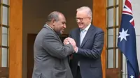 Perdana Menteri Australia Anthony Albanese dan Perdana Menteri Papua Nugini James Marape&nbsp;di Gedung Parlemen Australia&nbsp;pada Senin (6/10/2025). (Dok. Mick Tsikas/AAP Image via AP)