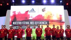Para pemain Timnas Spanyol berpose saat launching jersey baru di Las Rozas, Madrid, Spanyol, Rabu (13/11). Jersey baru tersebut untuk menyambut Piala Eropa 2020. (AFP/Oscar Del Pozo)