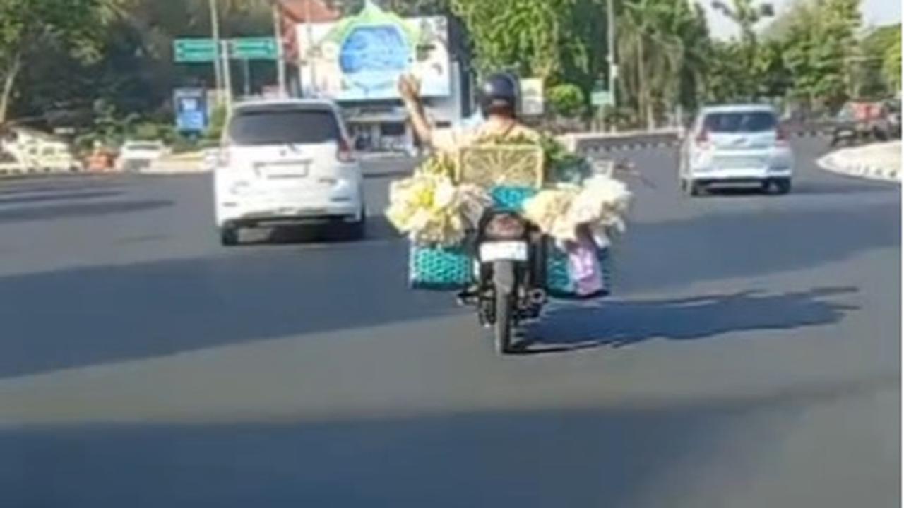 Keren Banget, Aksi Motor Pedagang Sayur Bantu Mobil Ambulans Buka Jalan Ini Banjir Pujian