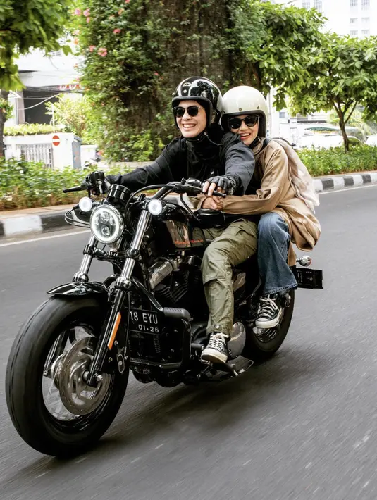 Ia mengenakan outfit yang kasual. Outer dengan nuansa warna khaki menghadirkan kesan yang begitu stylish.  [Foto: Instagram/ Dian Ayu]