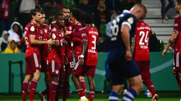 12-0. Kemenangan terbesar Bayern Munchen di musim 2021/2022 ini terjadi saat menang 12-0 atas tuan rumah Bremer SV di babak pertama DFB Pokal, 25 Agustus 2021. Dua bintang di laga itu adalah Eric Maxim Choupo-Moting yang mencetak hattrick dan Jamal Musiala dengan brace-nya. (AFP/Patrik Stollarz)