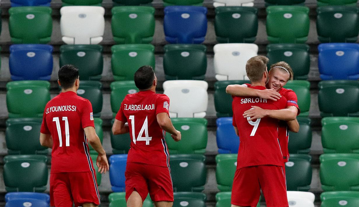 Pemain Norwegia merayakan gol yang dicetak Erling Braut Haaland ke gawang Irlandia Utara pada laga UEFA Nations League di Windsor Park, Selasa (8/9/2020) dini hari WIB. Norwegia menang telak 5-1 atas Irlandia Utara. (AFP/Paul Faith)