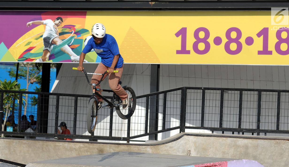 Salah satu anak beraksi dengan sepeda di area RTH Kalijodo, Rabu (20/6). Banyaknya pilihan permainan buat anak-anak menjadikan RTH Kalijodo memiliki daya tersendiri untuk menghabiskan waktu libur bersama keluarga. (Lipiutan6.com/Helmi Fithriansyah)
