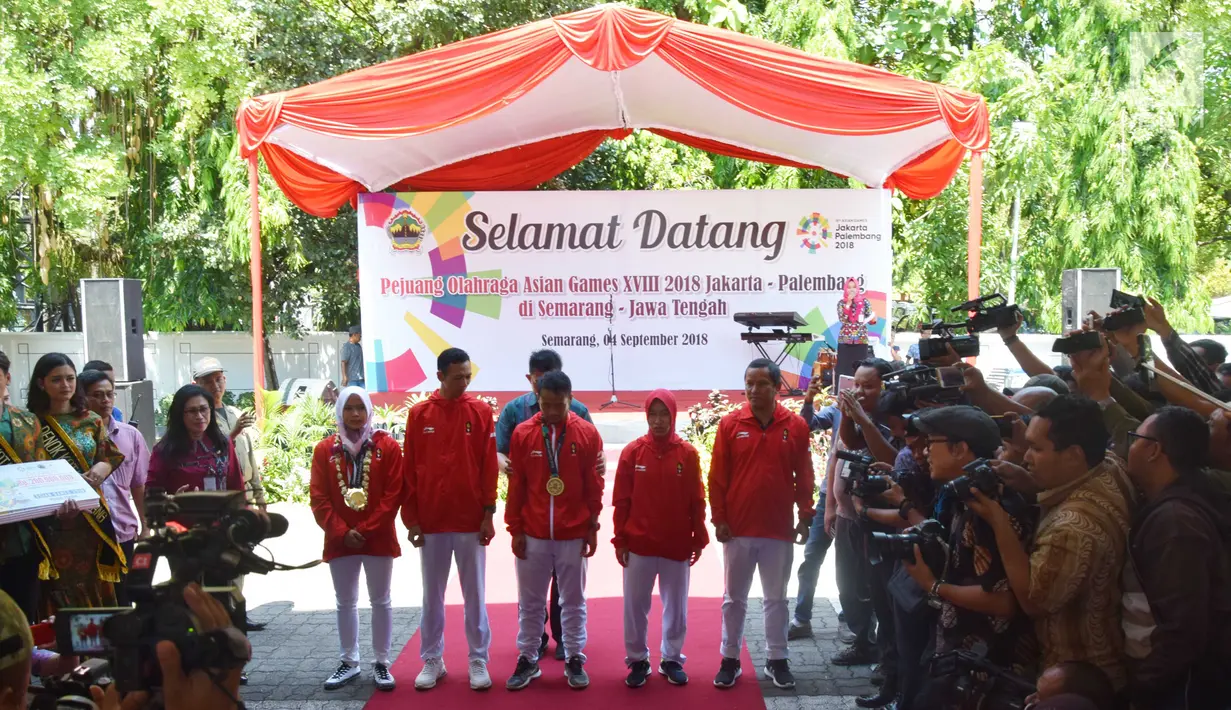 Penyambutan sejumlah atlet asal Jawa Tengah yang meraih medali saat Asian Games 2018 di kantor Gubernur Jawa Tengah, di Kota Semarang, Selasa (4/9). Atlet asal Jawa Tengah telah menyumbangkan 17 medali bagi Indonesia. (Liputan6.com/Gholib)