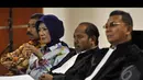 Ekspresi Romi Herton dan Istri saat mendengarkan Akil Mochtar memberikan kesaksian di Pengadilan Tipikor, Jakarta, Kamis (15/1/2015). (Liputan6.com/Miftahul Hayat) 