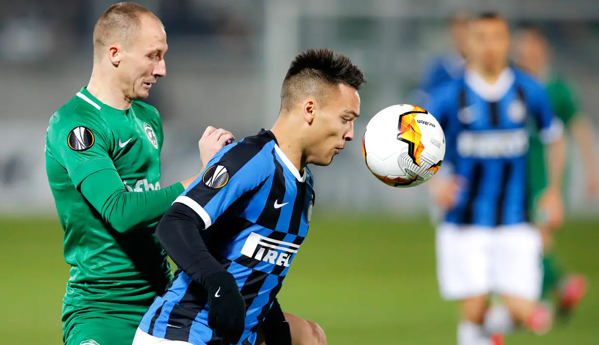 Striker Inter Milan, Lautaro Martinez berebut bola dengan pemain Ludogorets, Anton Nedyalkov dalam leg pertama 32 besar Liga Europa di Huvepharma Arena, Kamis (20/2/2020). Inter Milan sukses membawa pulang kemenangan usai mengalahkan tuan rumah Ludogorets 2-0. (AP/Vadim Ghirda)