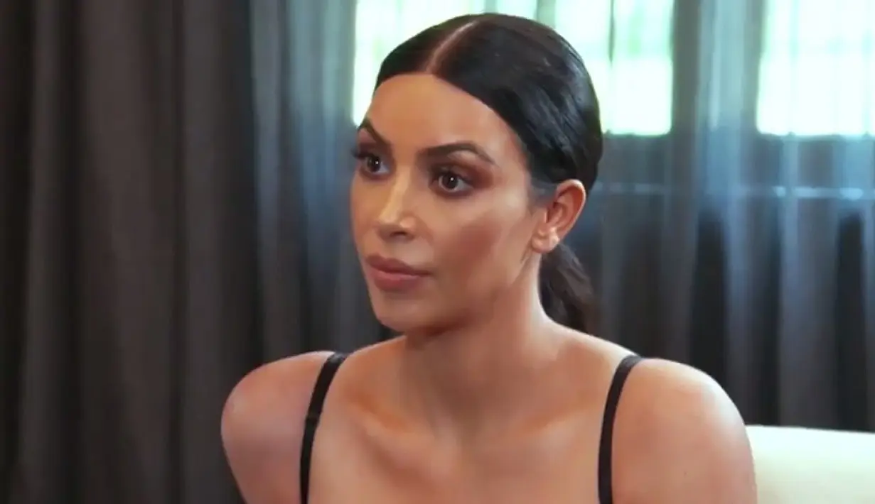 "Keduanya bertengkar hebat dan berakhir Khloe pun menangis serta berteriak meminta Kim untuk lebih mendukungnya," ujar sumber. (E! News)