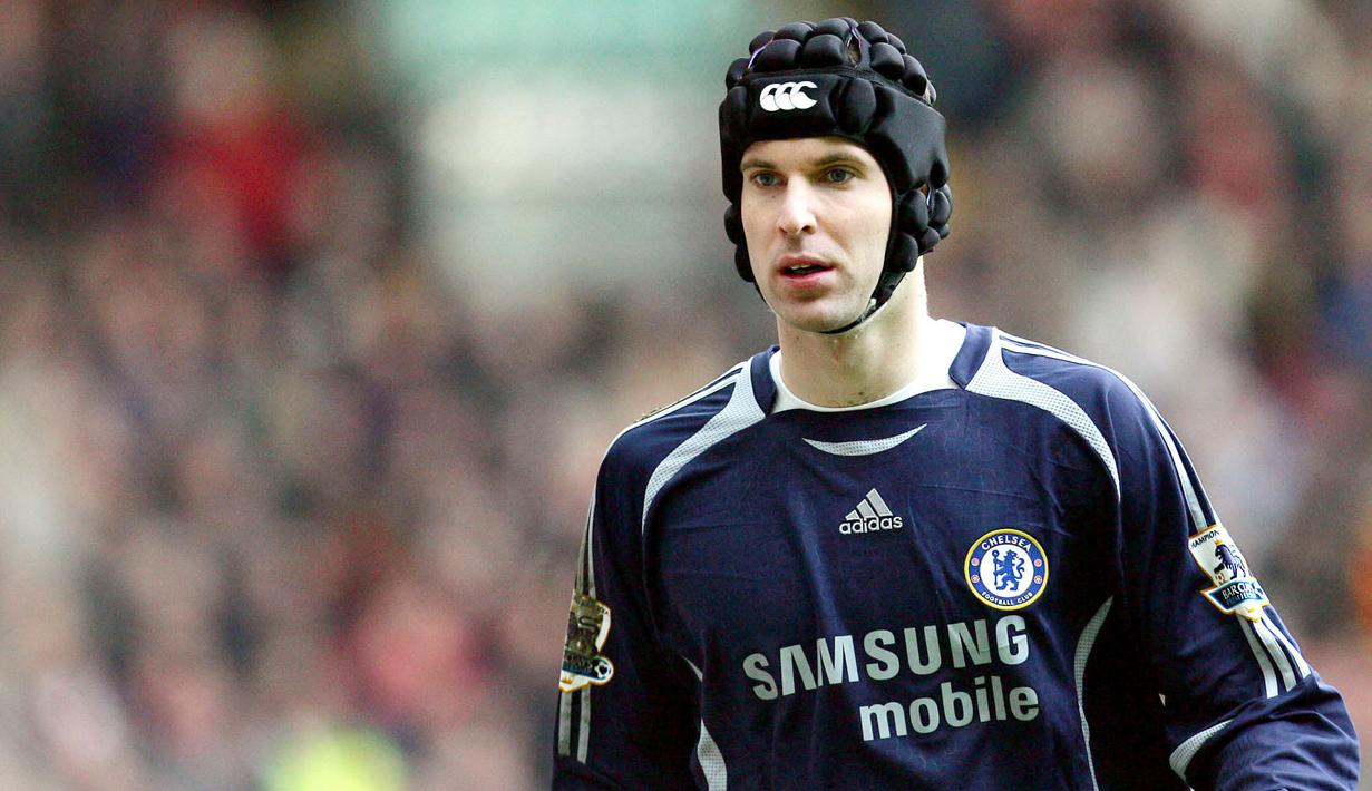 Petr Cech (Helm Rugby) - Kiper Legendaris Chelsea ini selalu memakai helm rugby saat bertanding. Pria asal Republik Ceko ini memakainya karena pernah mendapatkan cedera parah di bagian kepala. (Foto:AFP/Adrian Dennis)