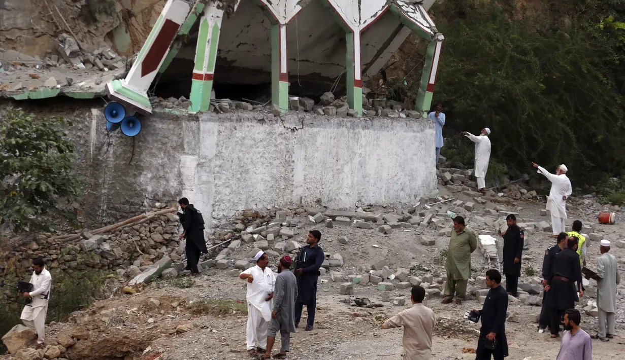 Masjid itu runtuh karena dampak ledakan, kata Khan. (AP Photo/Muhammad Sajjad)