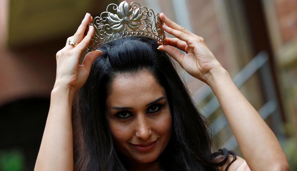 Pengungsi wanita asal Suriah, Ninorta Behno saat memekai mahkota Wine Queen/Ratu Anggur di Trier, Jerman (3/8). Ninorta Behno merupakan seorang pengungsi Suriah yang tinggal di Trier. (REUTERS/Ralph Orlowski)