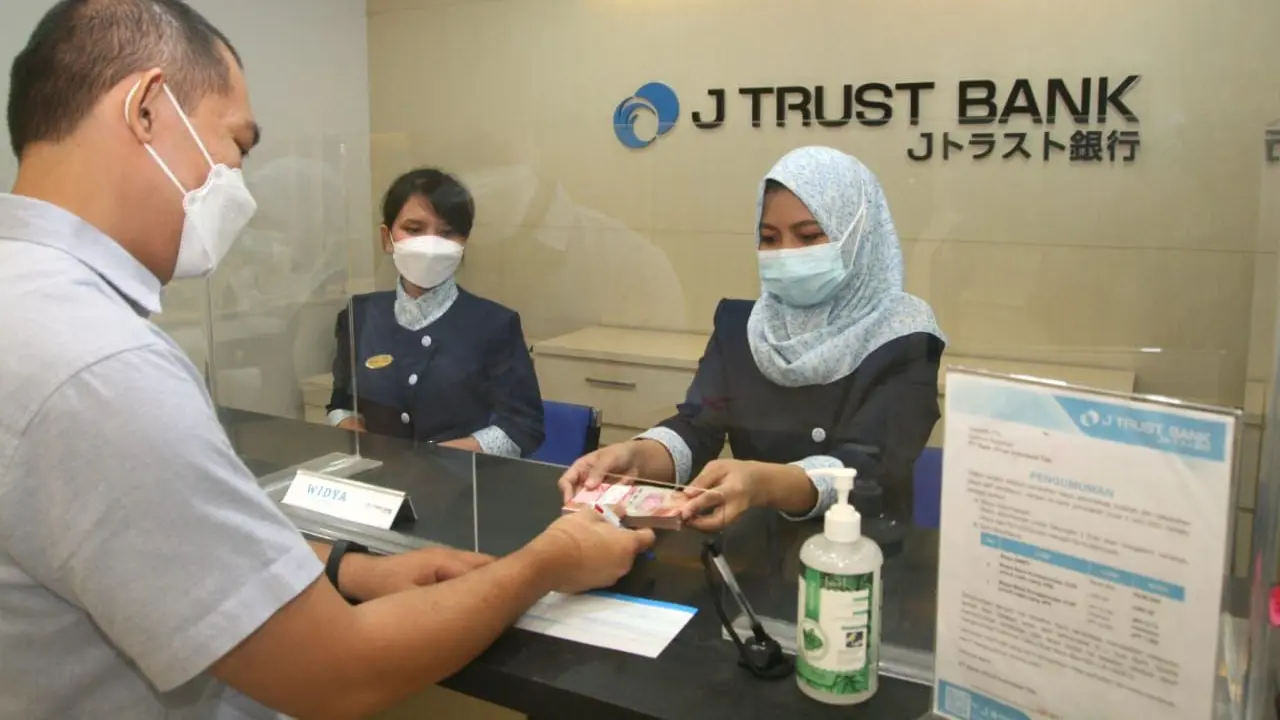 Transaksi di cabang PT Bank JTrust Indonesia Tbk. (Dok J Trust Bank)