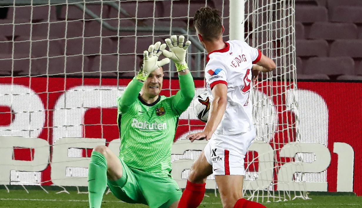 Kiper Barcelona, Marc-Andre ter Stegen berhasil menahan tendangan striker Sevilla, Luuk de Jong dalam laga leg kedua semifinal Copa Del Rey 2020/21 di Camp Nou Stadium, Rabu (3/3/2021). Barcelona menang 3-0 melalui extra time dan lolos ke babak final. (AP/Joan Monfort)